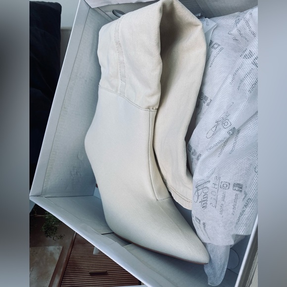 Mata Brand New in Box Cool Denim Boots Off White/Cream Color size 8 - Picture 5 of 10